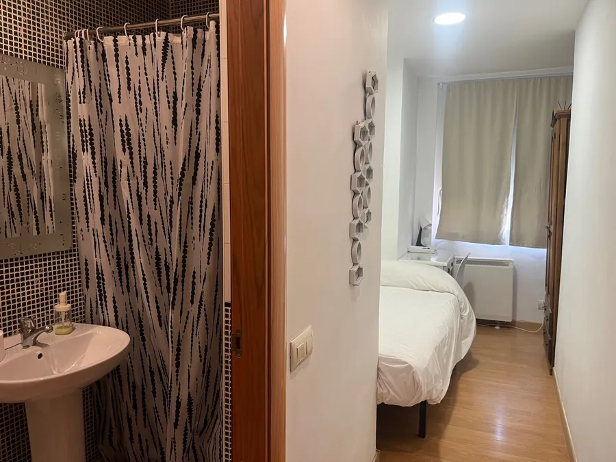 Habitación Venecia del Hostal Matilda's en Segovia: doble con baño privado, escritorio y armario