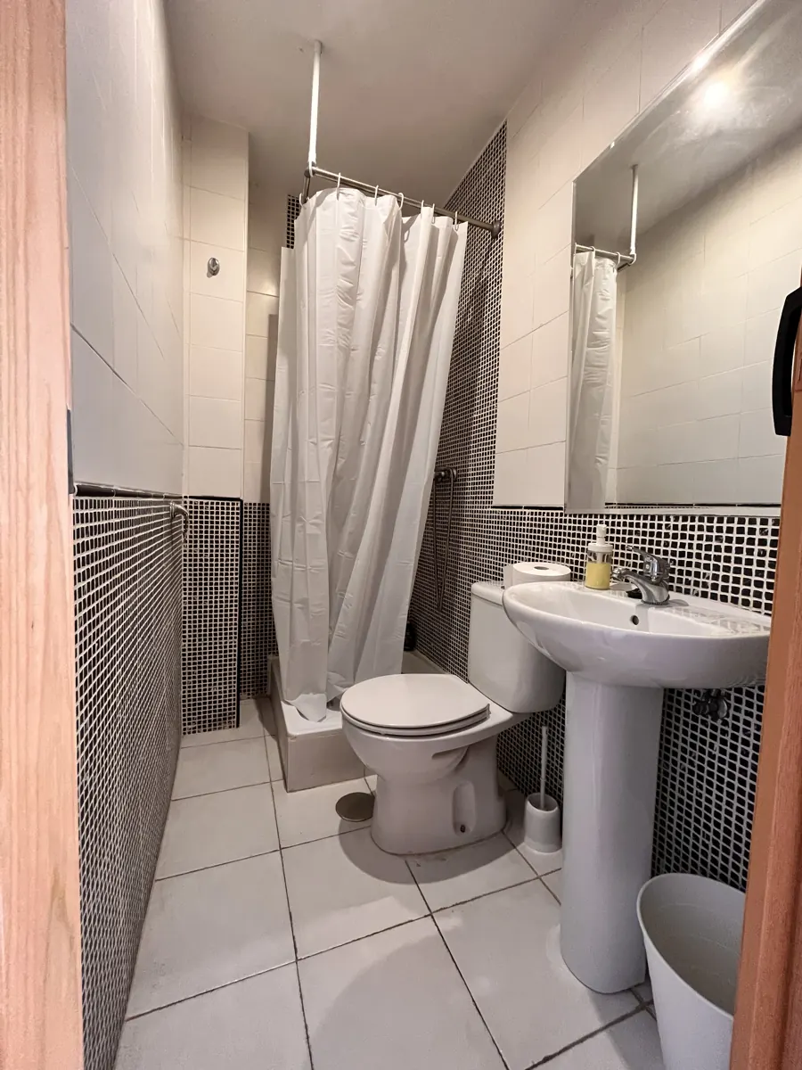 Baño privado de la habitación Acueducto del Hostal Matilda's en Segovia: ducha, lavabo e inodoro