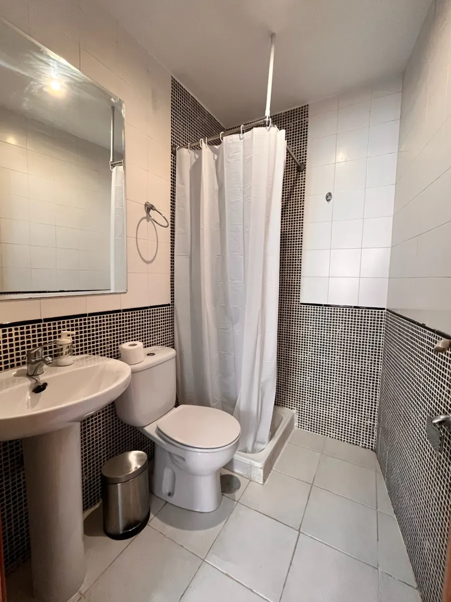 Baño privado de la habitación Roma del Hostal Matilda's en Segovia: ducha, lavabo e inodoro