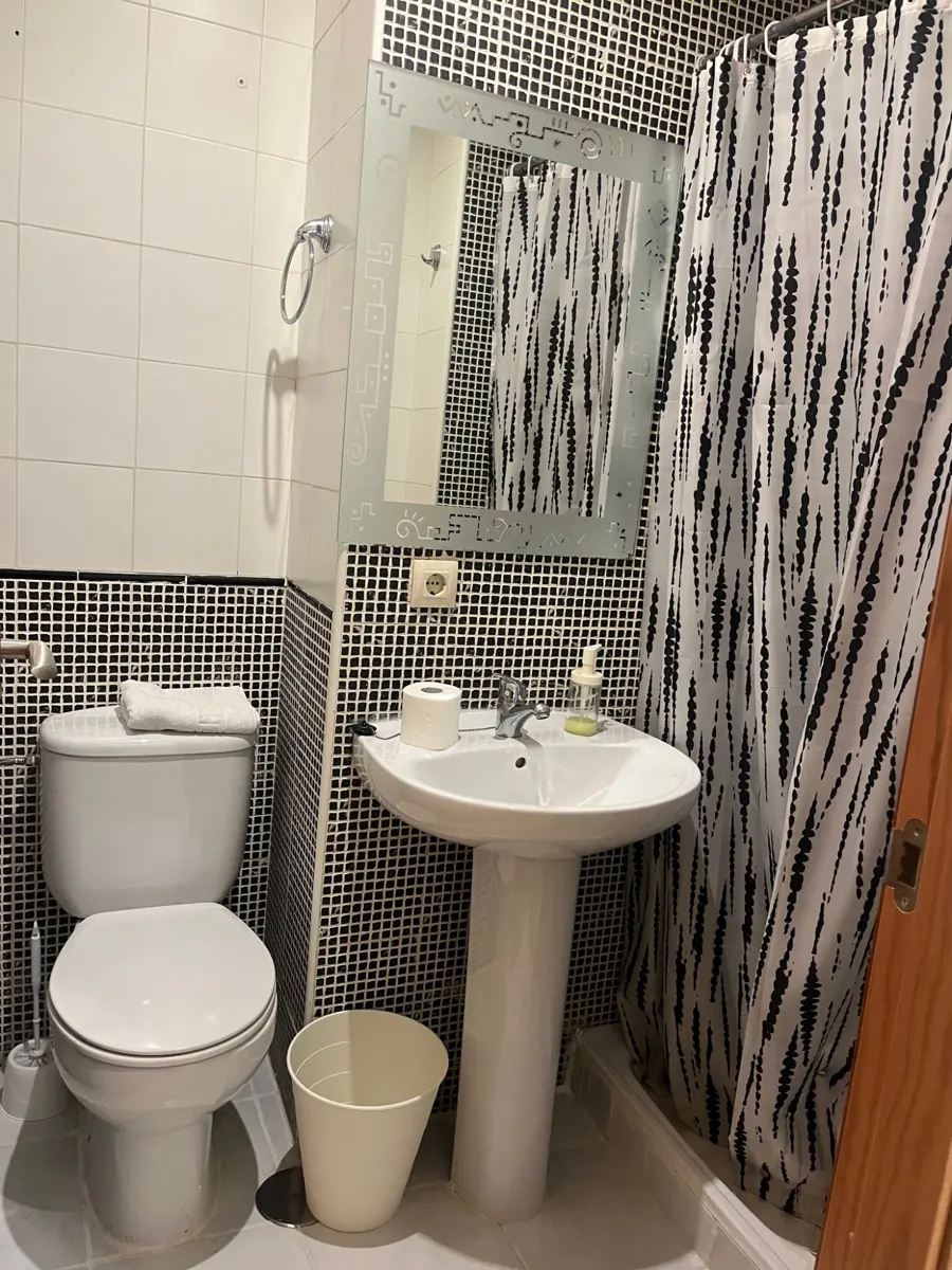 Baño privado de la habitación Venecia del Hostal Matilda's en Segovia: ducha, lavabo e inodoro