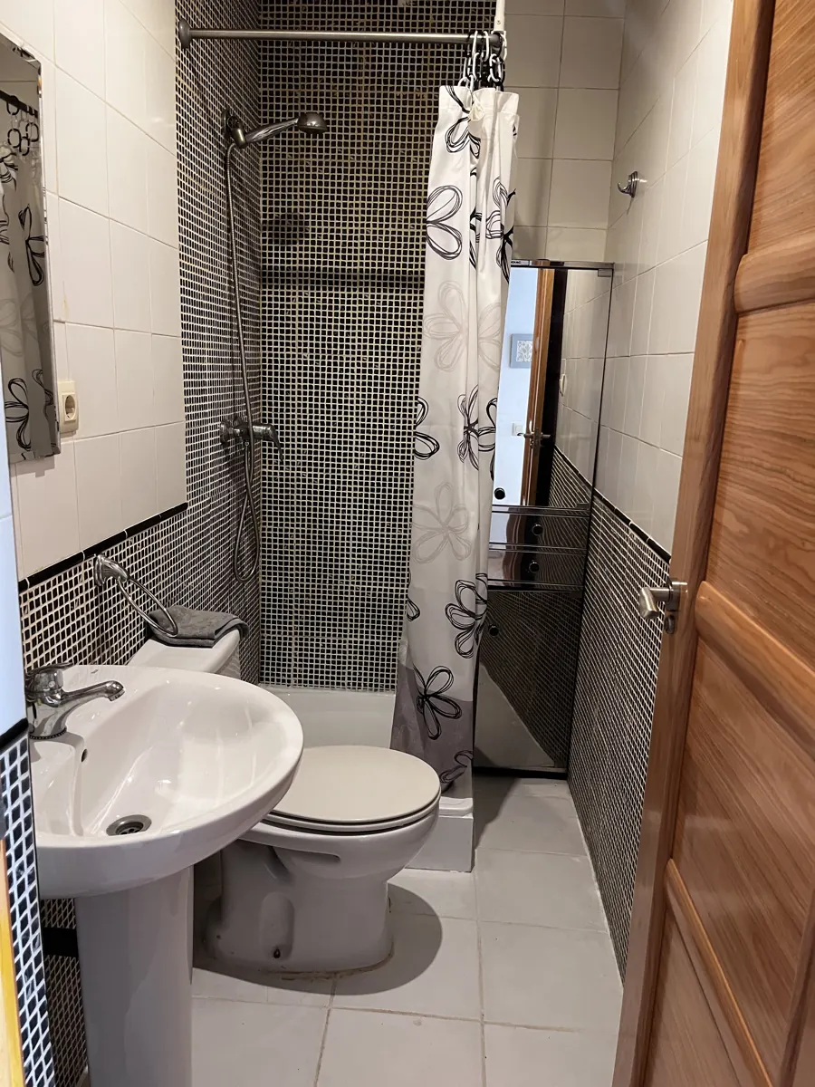 Baño privado de la habitación Catedral del Hostal Matilda's en Segovia: ducha, lavabo e inodoro
