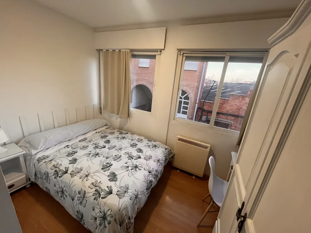 Habitación Catedral del Hostal Matilda's en Segovia: cama de matrimonio junto a la ventana
