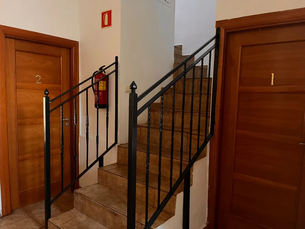 Escaleras que suben a las habitaciones de la primera planta del hostal