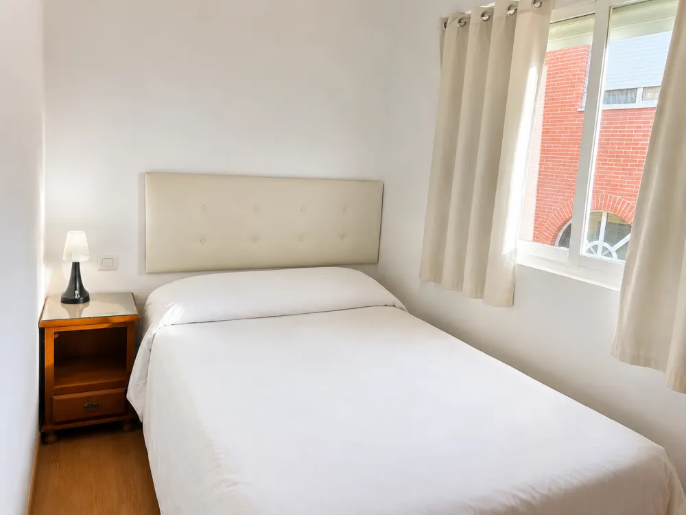 Habitación Acueducto del Hostal Matilda's en Segovia: cama de matrimonio, mesilla de noche y ventana