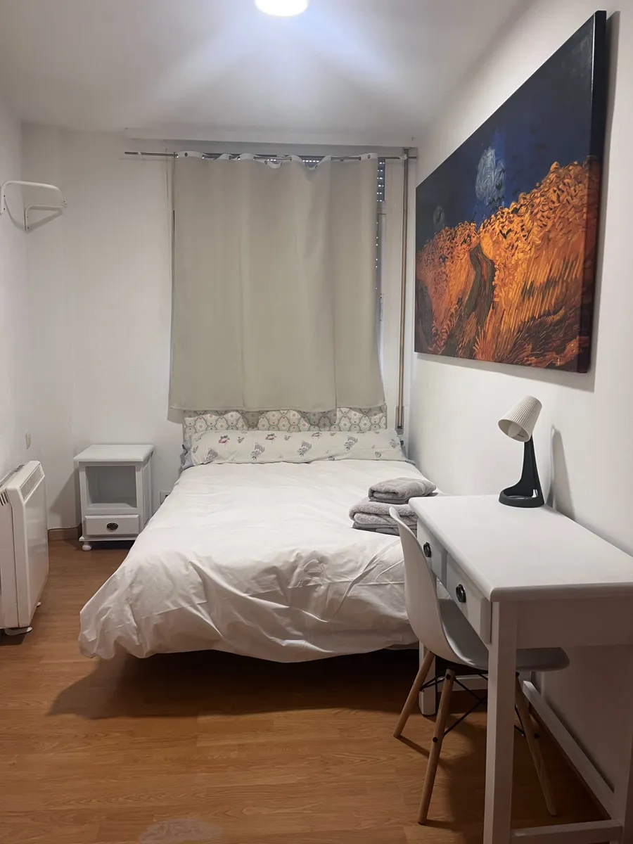 Habitación Roma del Hostal Matilda's en Segovia: doble con escritorio y baño privado