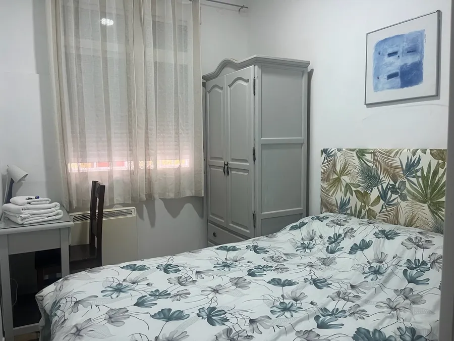 Habitación Matilda del Hostal Matilda's en Segovia: doble en planta baja, sin escaleras y con baño privado