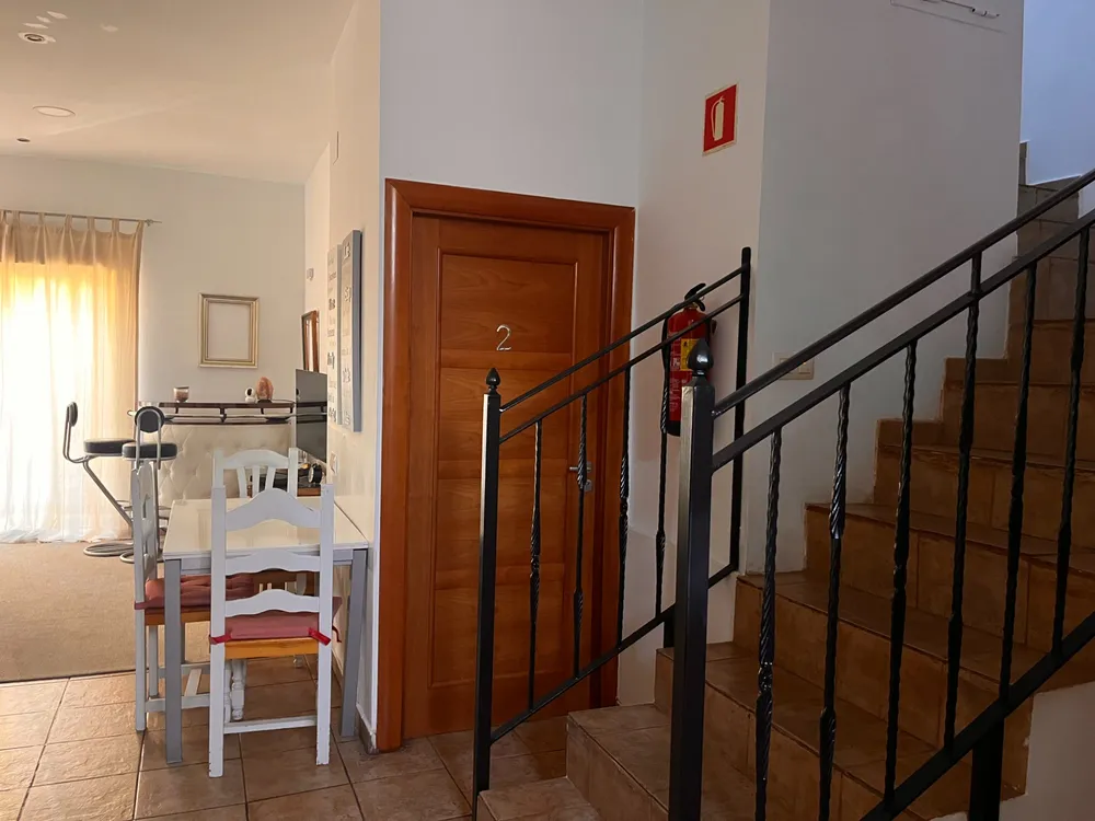Salón y escaleras del Hostal Matilda's, zonas comunes del hostal